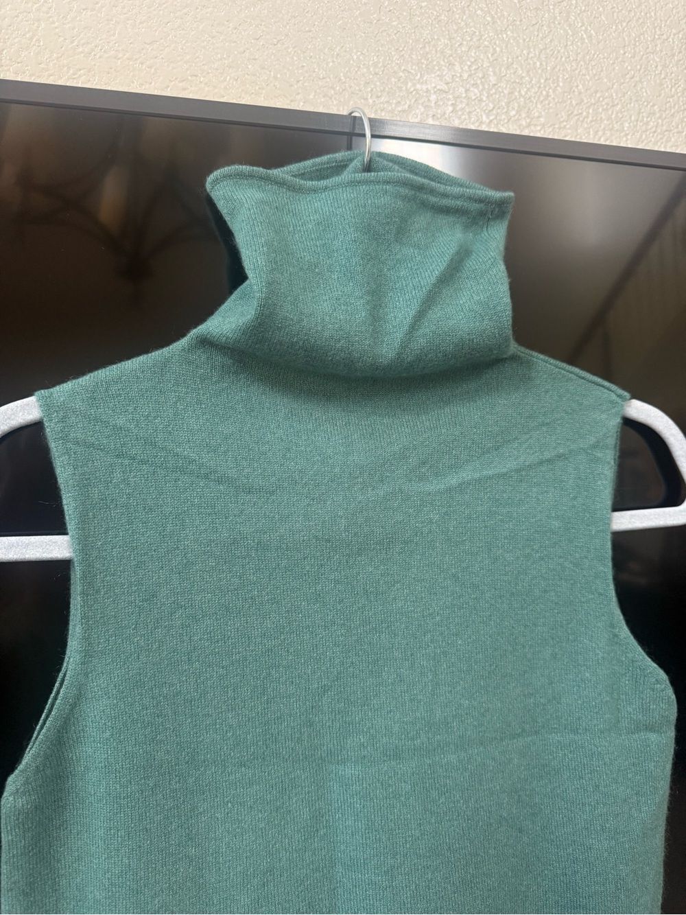 Eucalyptus Green Cashmere Sleeveless Turtleneck - Picture 2 of 5